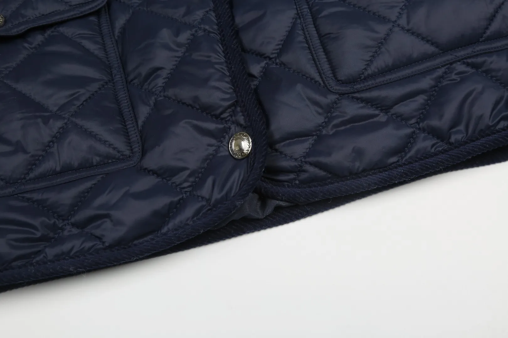 P350 white background picture [popular in winter] Style number: 24376# Color: milk white/navy blue/khaki/black/grey green Size: S to Soft and comfortable✅ - Customized double-circle brand hardware buckle back waist with freely adjustable elastic design✅ - RL three-color diamond-shaped cotton jacket, 100% restoration, corduroy strips running through the whole body, no knots and no overlaps, artificial curling, fine workmanship, highly recommended, rare cotton jacket that does not look bloated, can be worn as an inner layer in the north, multiple neckwear styles, elastic waistline on the back, freely adjustable waist, matt memory technology on the face, with a cotton feel, not to be missed, highly recommended